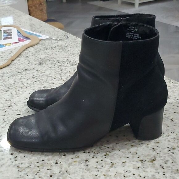 MGD Hope Black, leather and corduroy ankle boots with a stacked heel size 7W - Picture 4 of 5